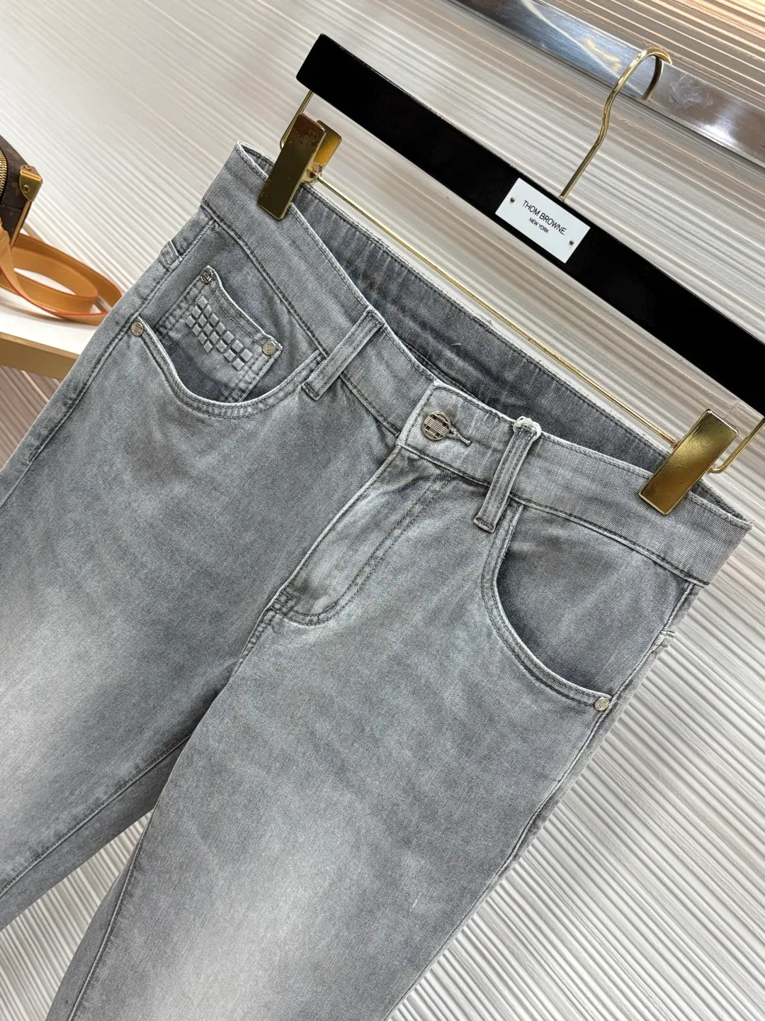 Valentino's latest jeans for spring 2026. Stress-free when entering and exiting the store. Best-selling models at the counter. Shared taste and value. Very comfortable to wear. Low-key yet luxurious. Very classy to wear. Needless to say the trousers style and cut. The upper body is exquisite and vivid. Really first-class and top-quality materials. Really palace-level casual pants, using Turkish cotton. The most famous denim fabric is produced. Quality. After heavy washing, the pants are very soft. Straight-leg version. Not picky, the upper body is absolutely stylish and extremely luxurious! Lb Size：29-38